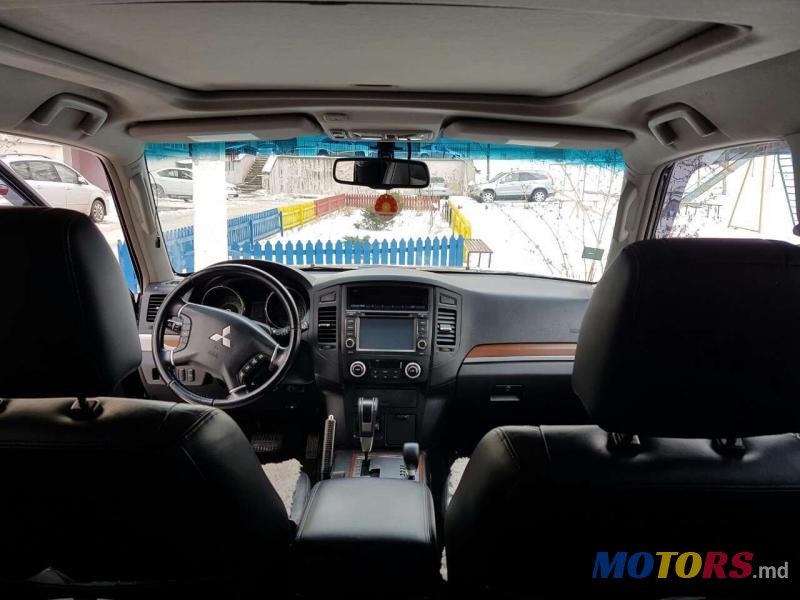 2009' Mitsubishi Pajero photo #3