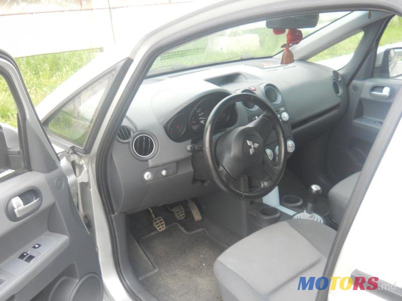 2006' Mitsubishi Colt photo #3