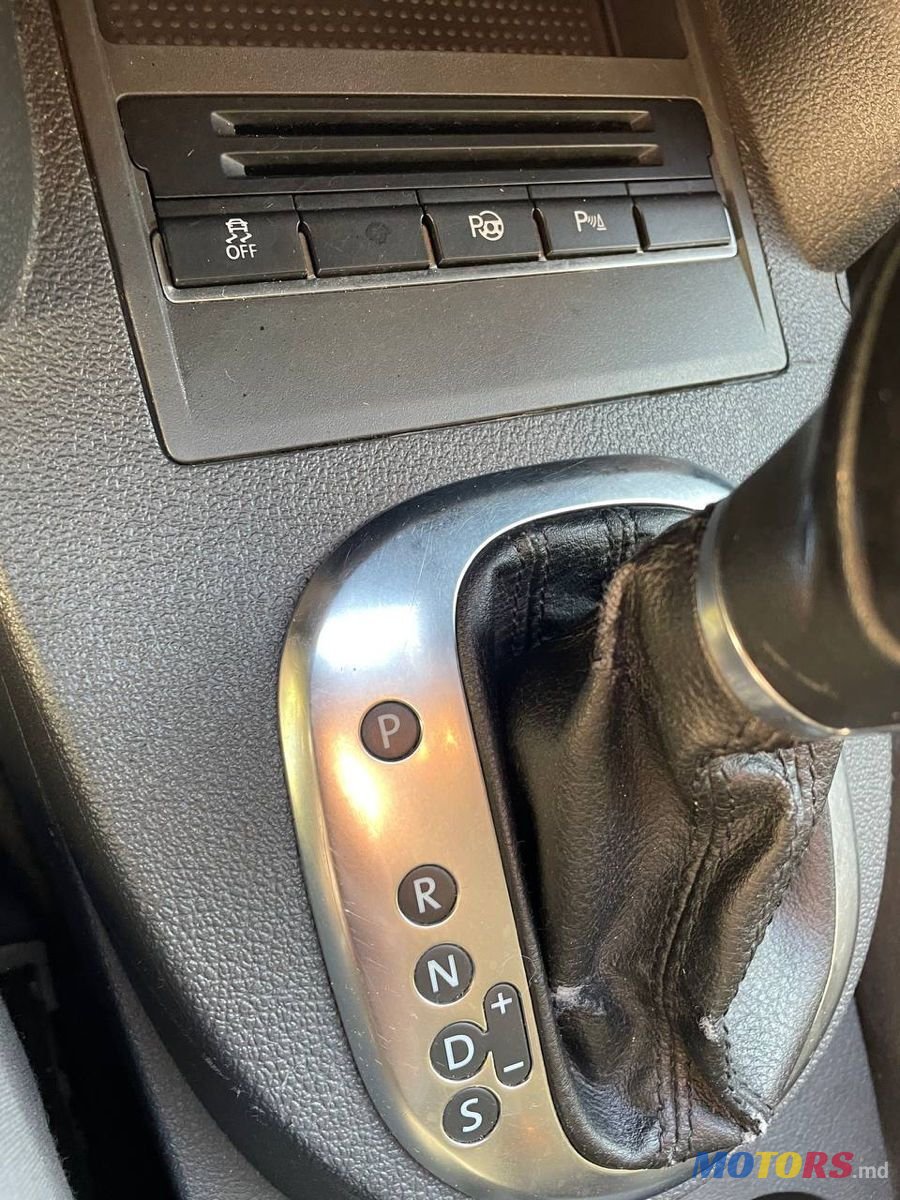 2013' Volkswagen Touran photo #3