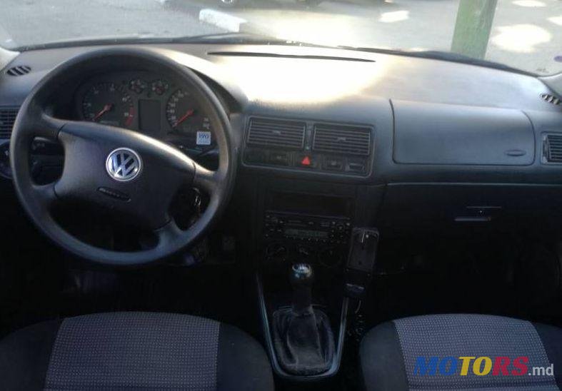 2001' Volkswagen Golf photo #4