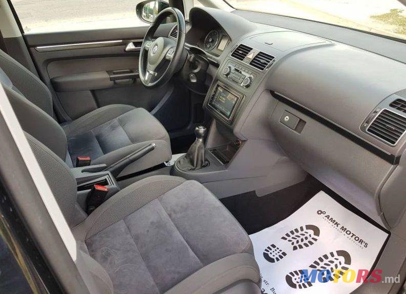 2011' Volkswagen Touran photo #1