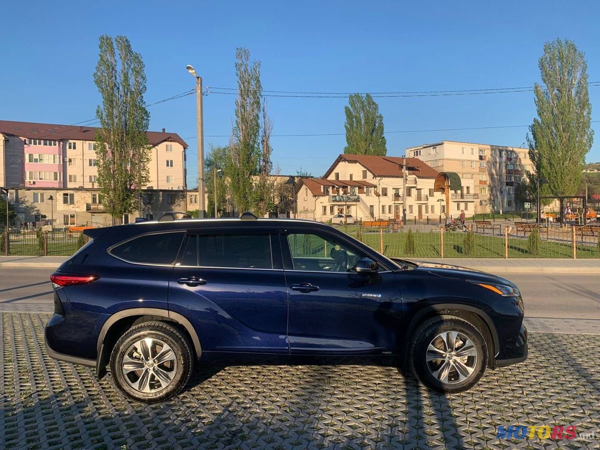 2020' Toyota Highlander photo #3