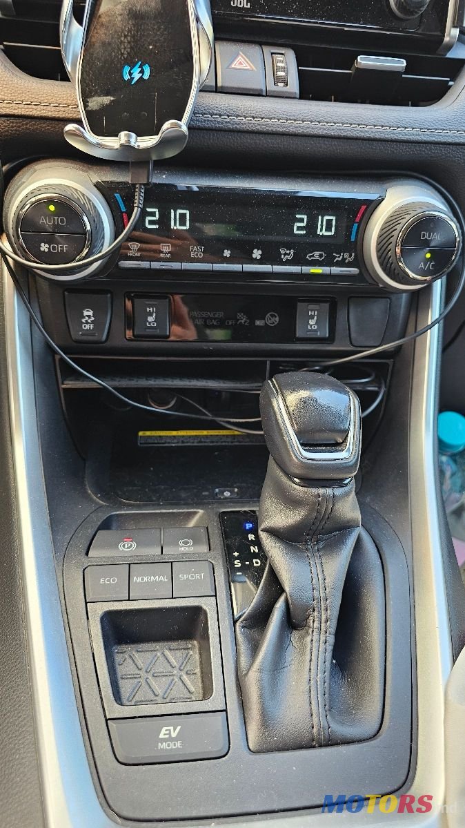 2019' Toyota RAV4 photo #5