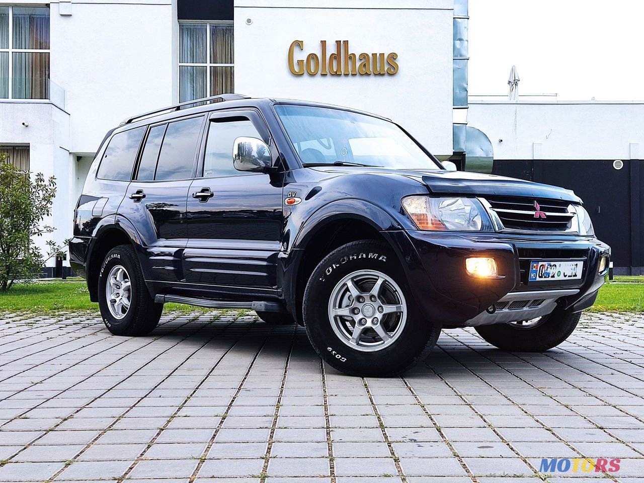 2002' Mitsubishi Pajero photo #1