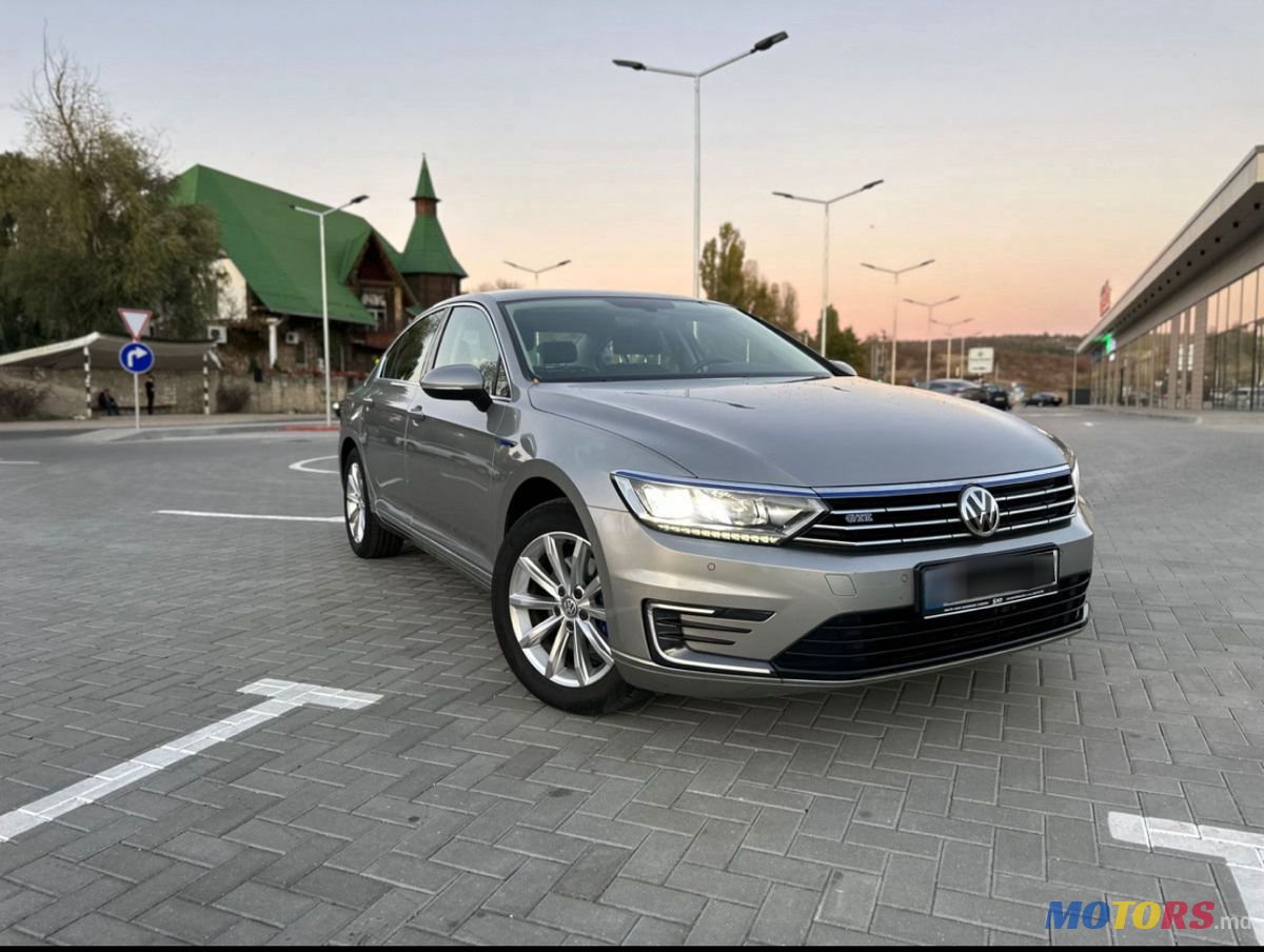 2016' Volkswagen Passat photo #1