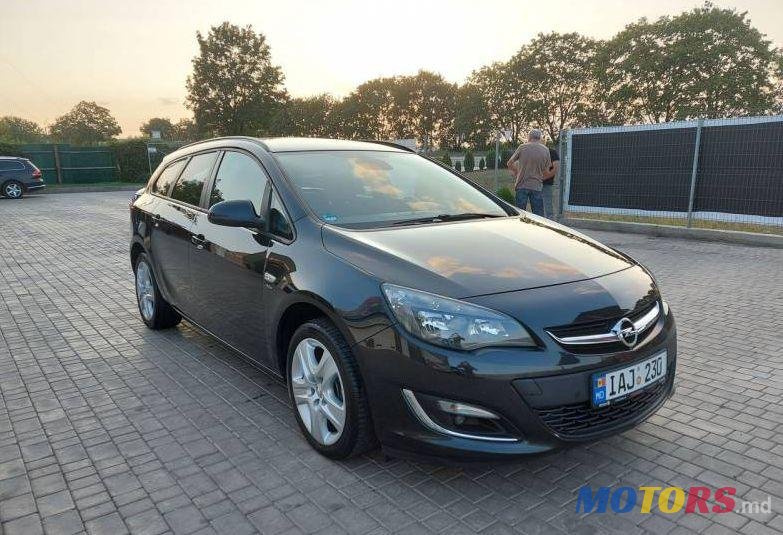 2013' Opel Astra photo #2