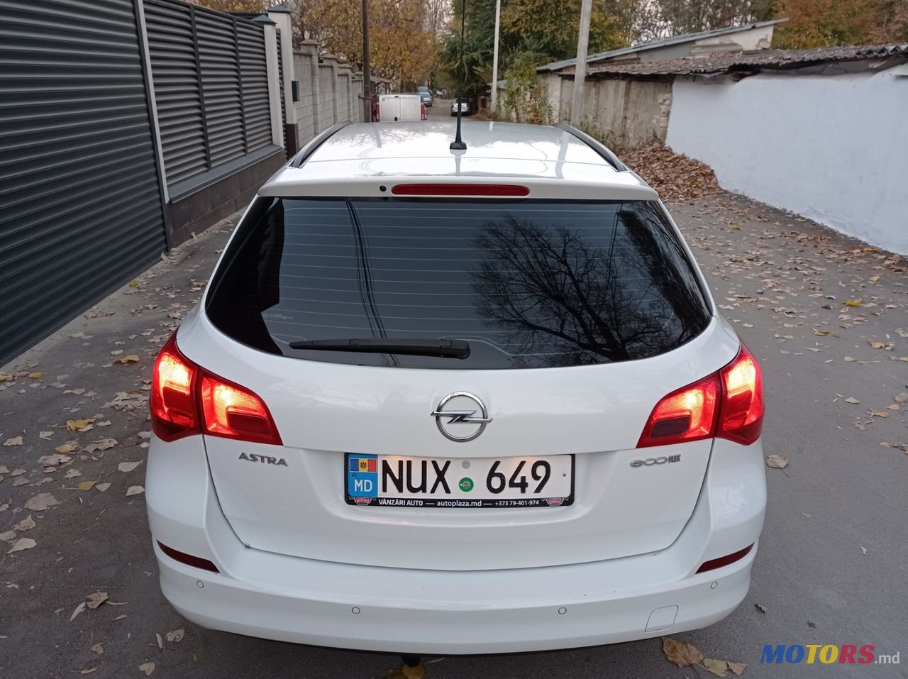 2011' Opel Astra photo #3