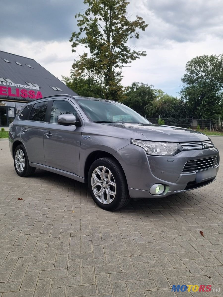 2013' Mitsubishi Outlander photo #6