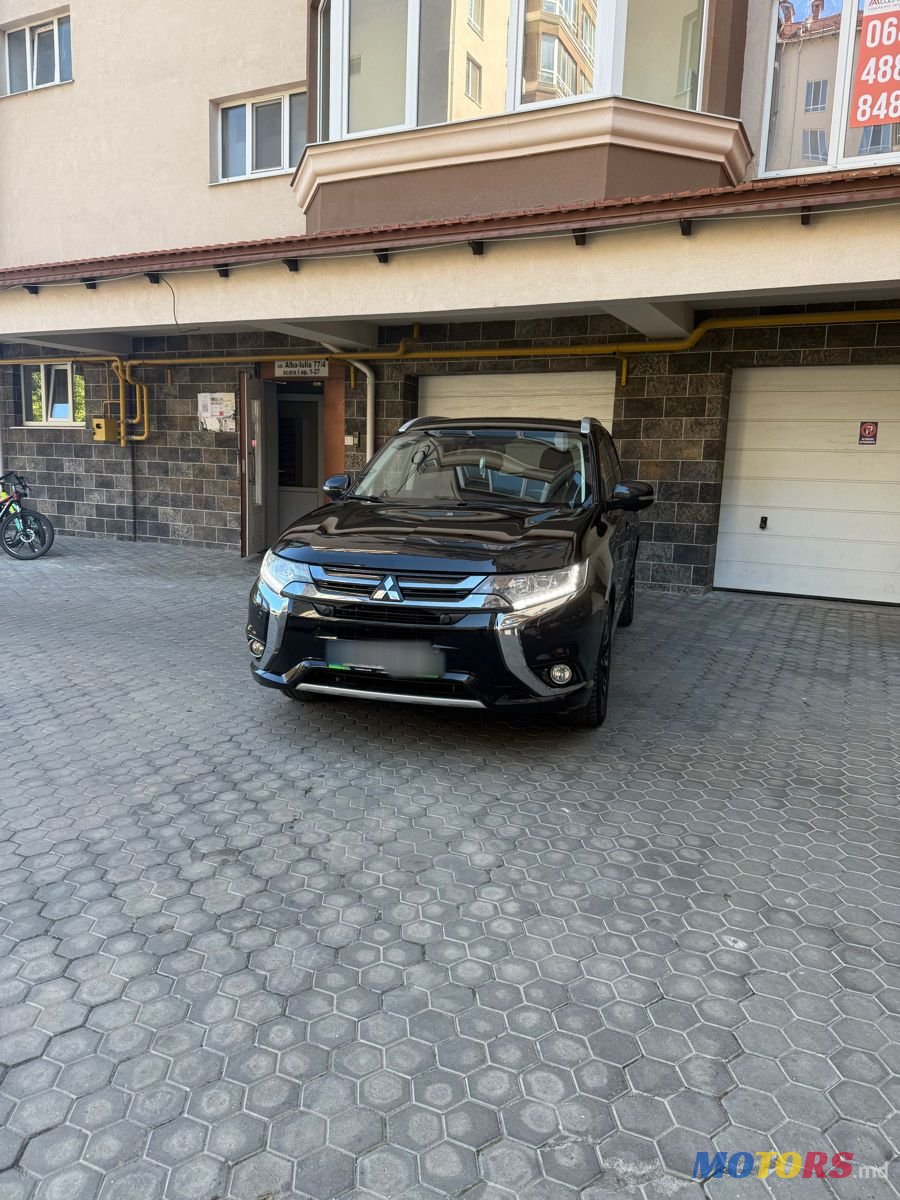 2015' Mitsubishi Outlander photo #2