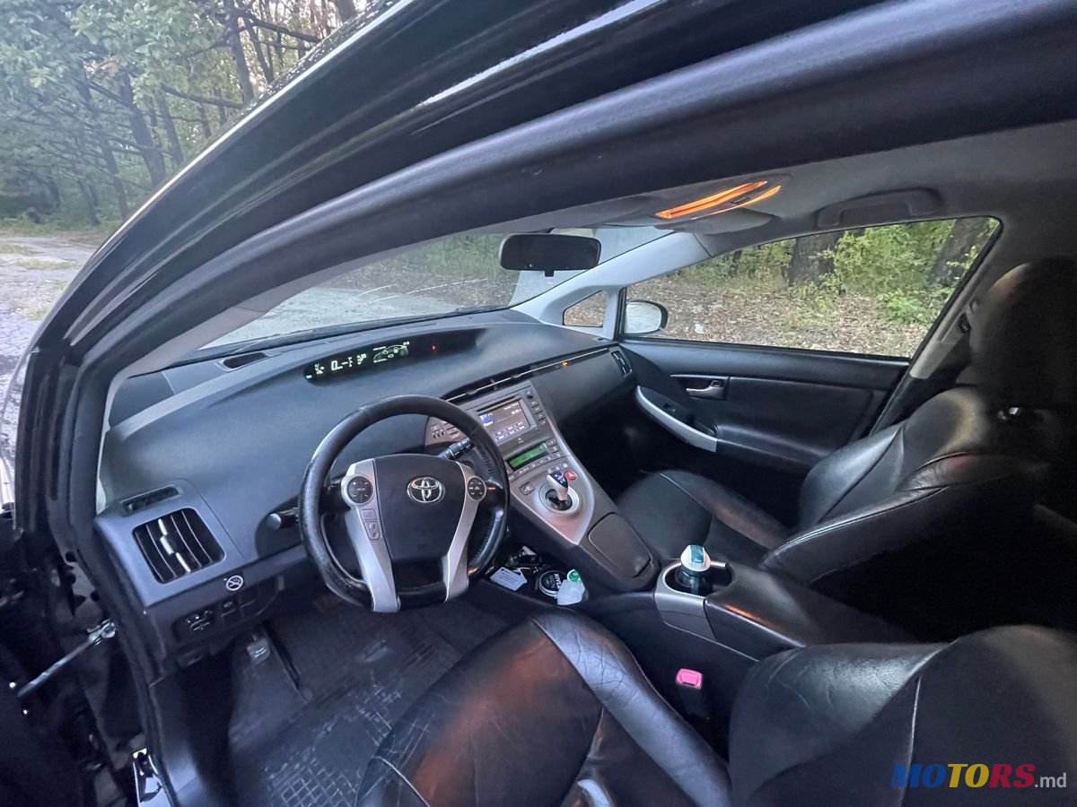 2012' Toyota Prius photo #6