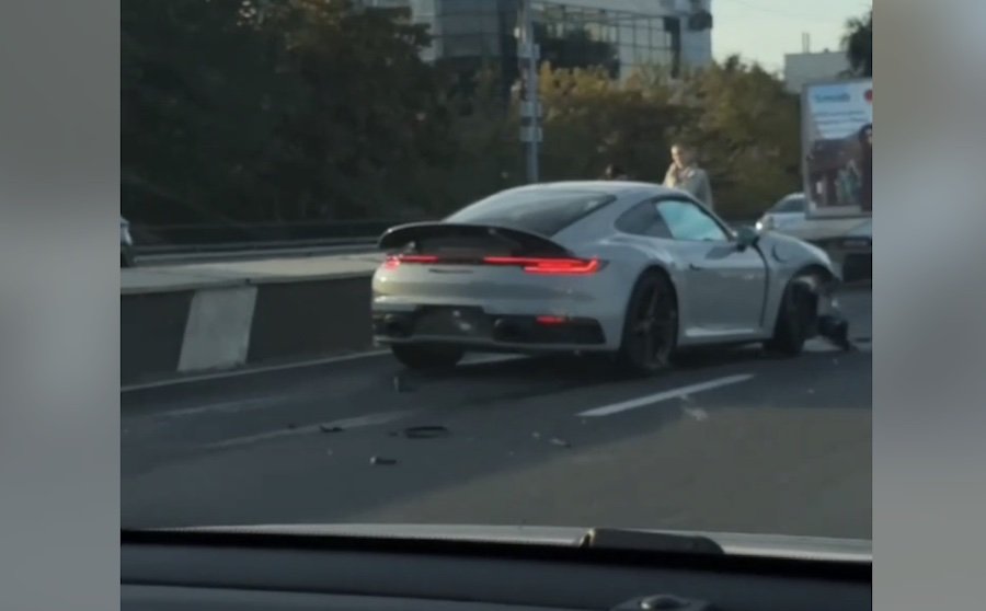 В Кишиневе на виадуке в ДТП разбили Porsche 911