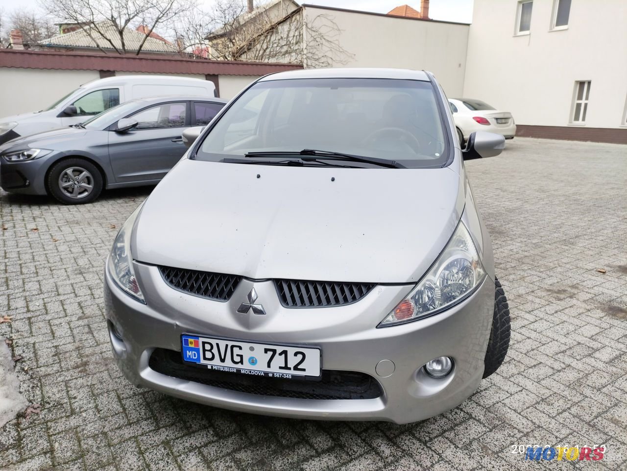 2008' Mitsubishi Grandis photo #3