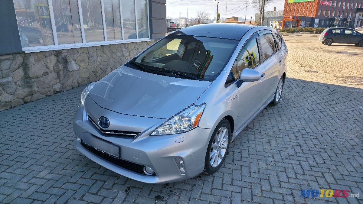 2011' Toyota Prius v photo #1