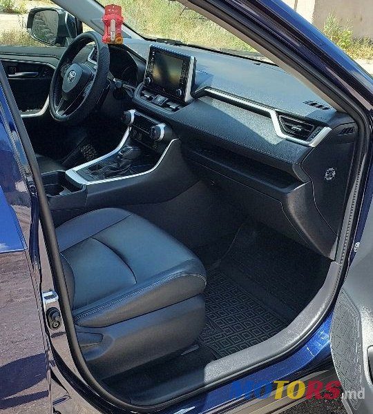 2019' Toyota RAV4 photo #6