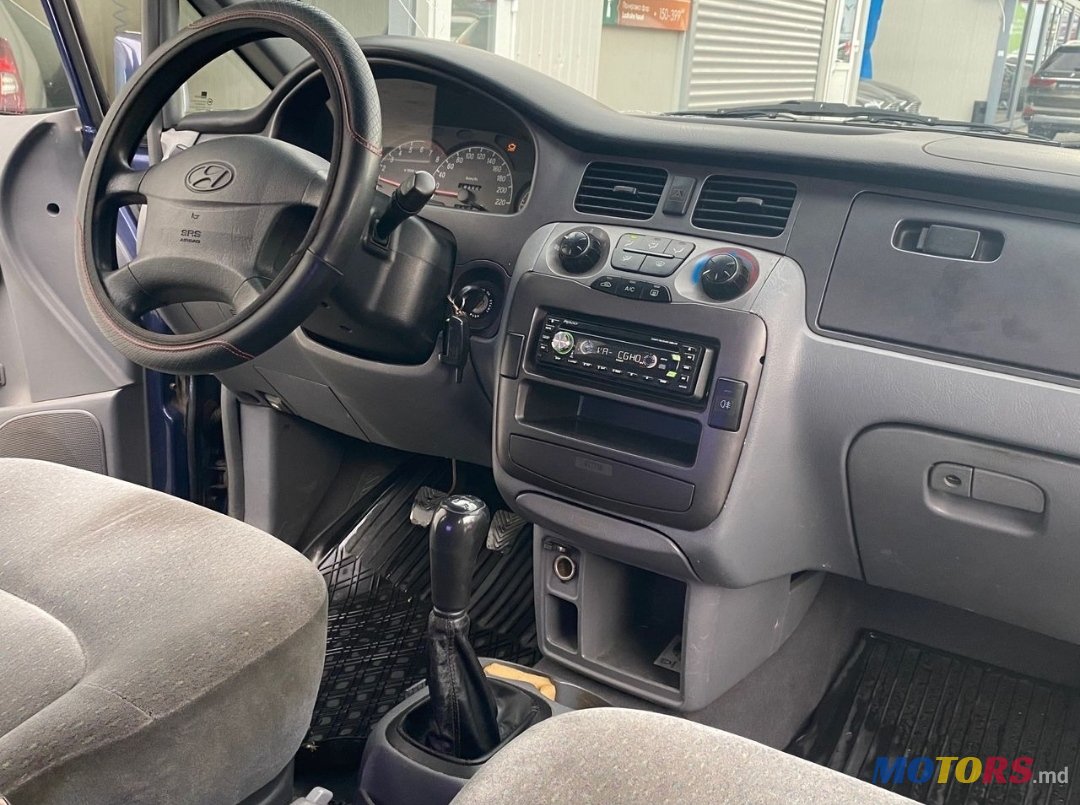 2002' Hyundai Trajet photo #2