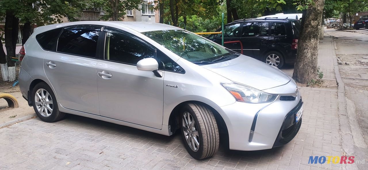 2017' Toyota Prius v photo #2