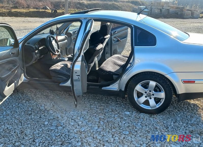 2004' Volkswagen Passat photo #4