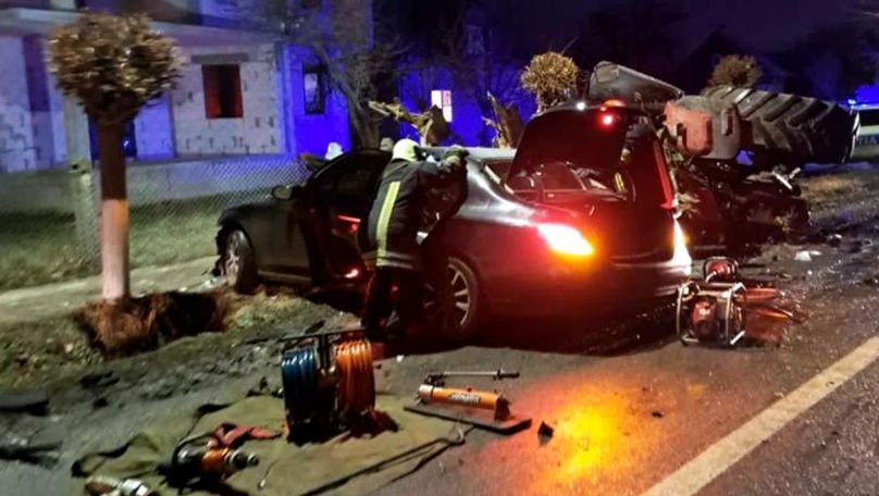 Suceava: Un Mercedes s-a izbit cu 225 km/h de un tractor cu plug, pe care l-a răsturnat