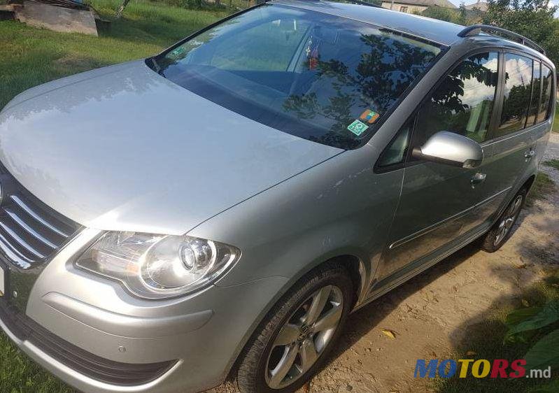 2008' Volkswagen Touran photo #1