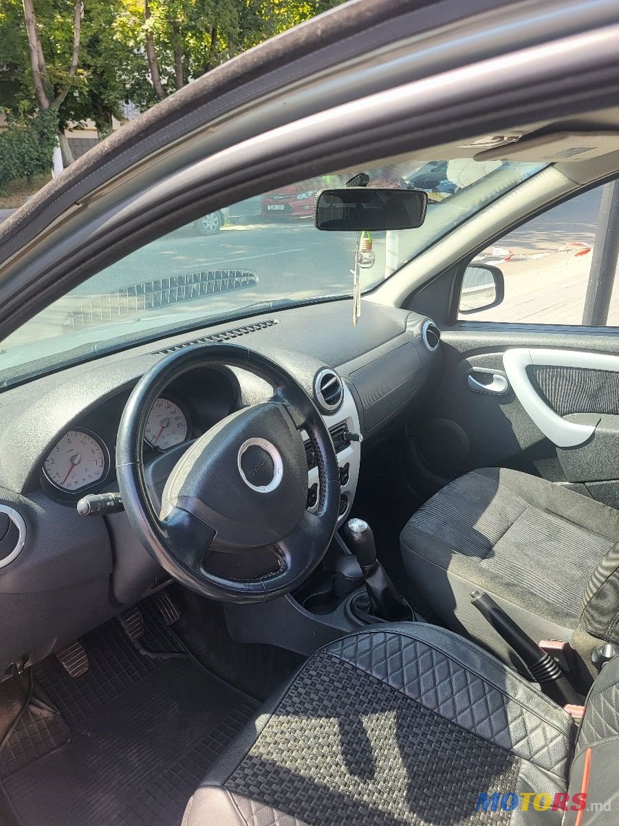 2008' Dacia Sandero photo #6