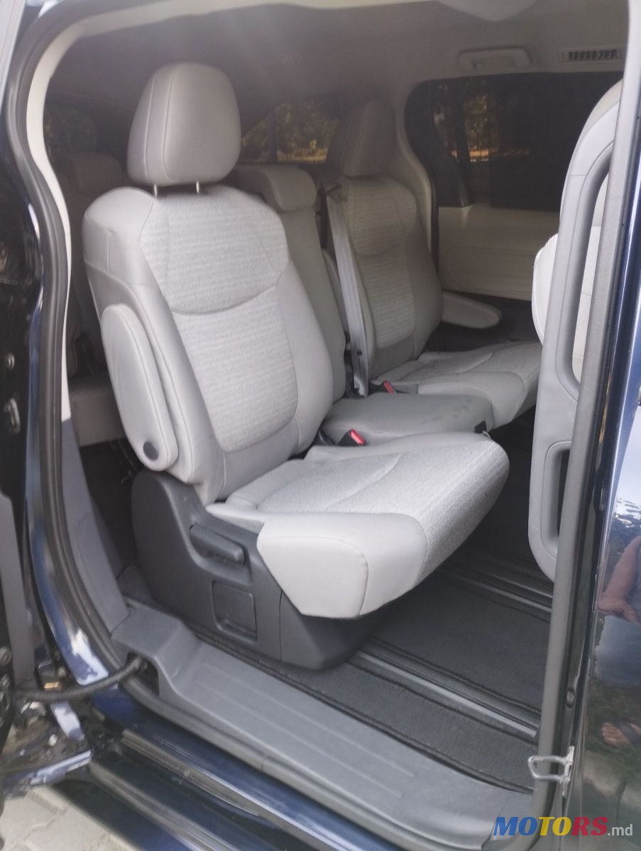 2022' Toyota Sienna photo #4