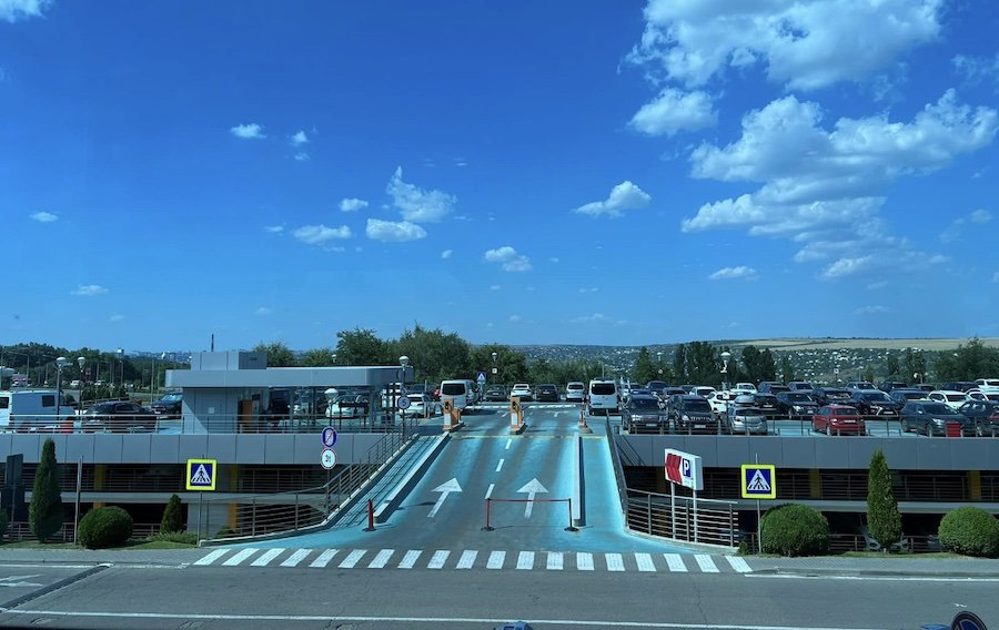 Parcarea din incinta Aeroportului e practic toată ocupată de maşini cu numere UA. Declarația administrației