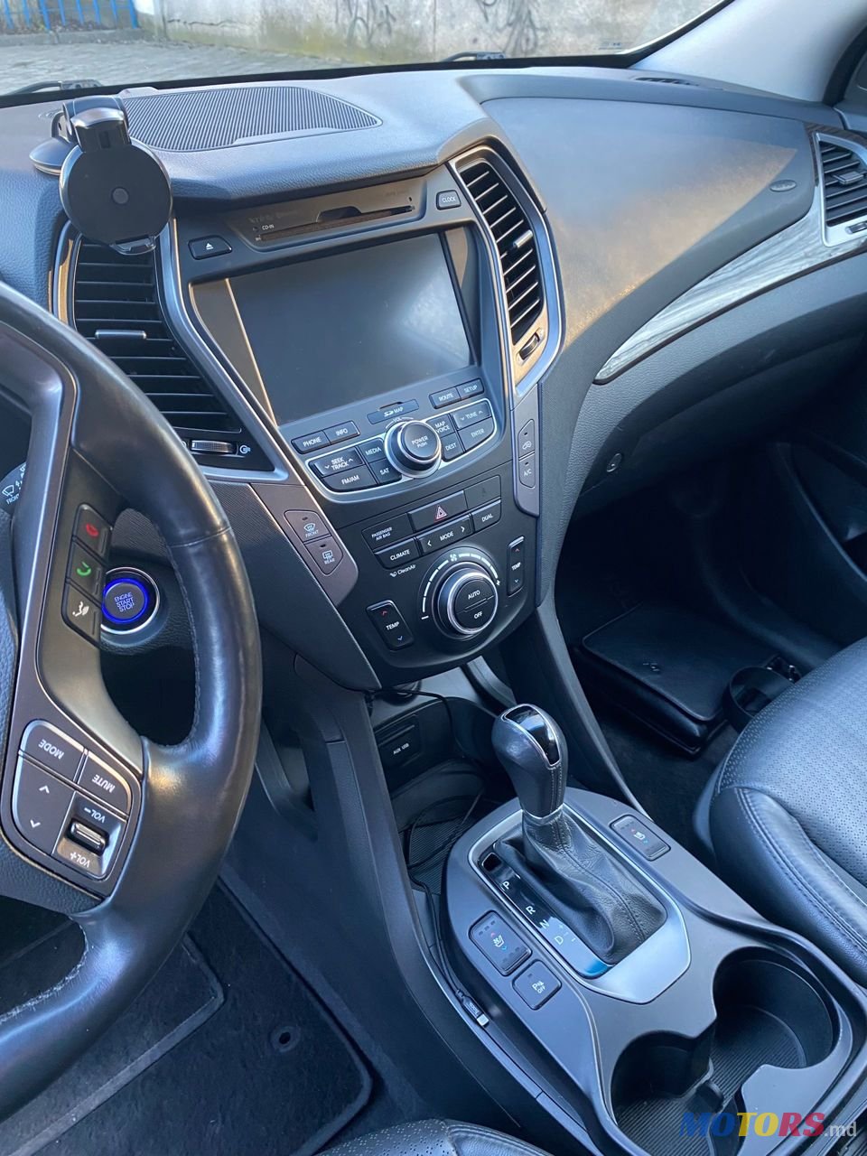 2012' Hyundai Santa Fe photo #5