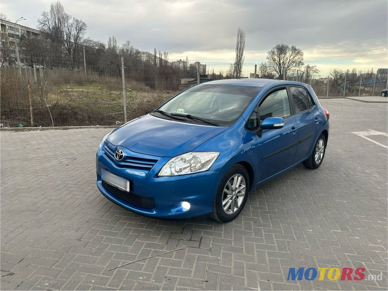 2011' Toyota Auris photo #1