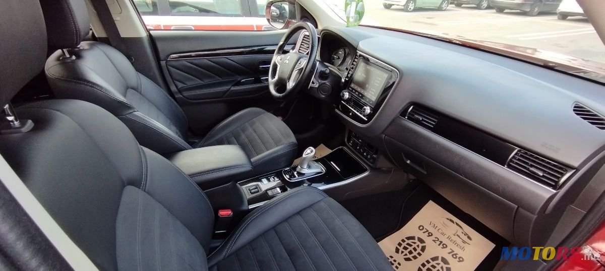 2021' Mitsubishi Outlander photo #3