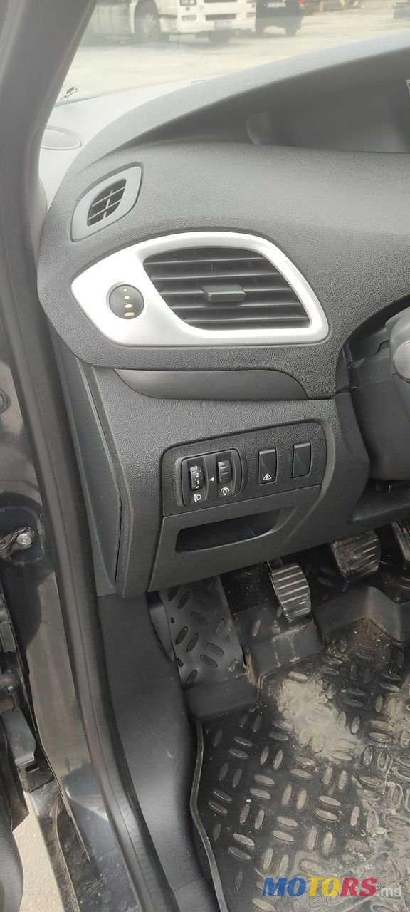 2010' Renault Scenic photo #1