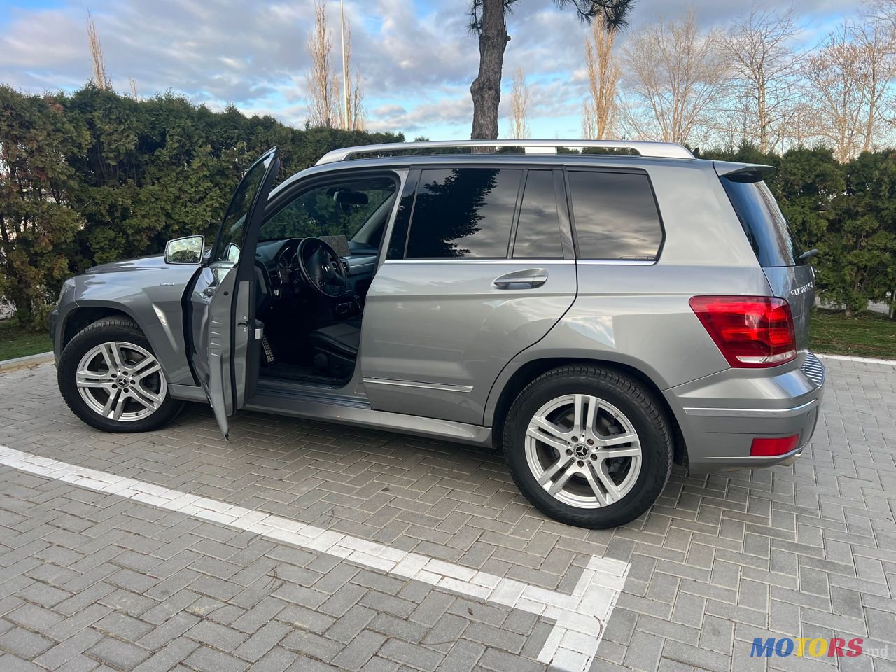 2011' Mercedes-Benz GLK-Class photo #3