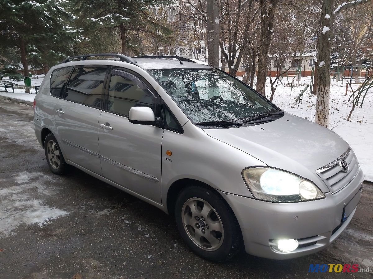 2002' Toyota Avensis Verso photo #2