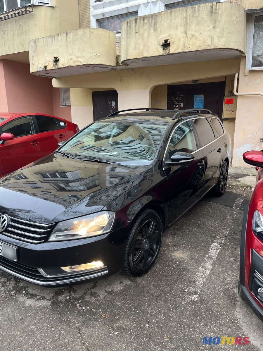 2011' Volkswagen Passat photo #2