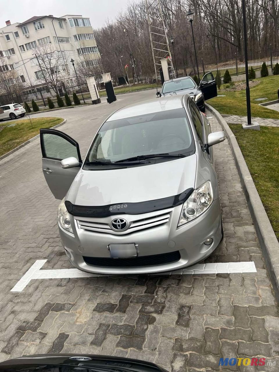 2011' Toyota Auris photo #2