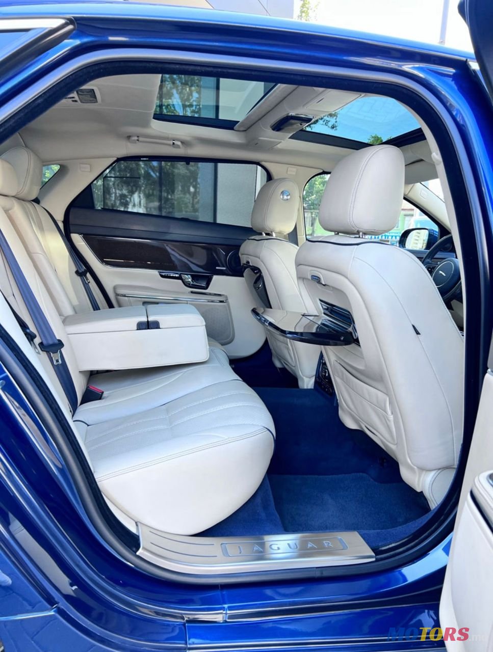 2010' Jaguar XJ photo #6