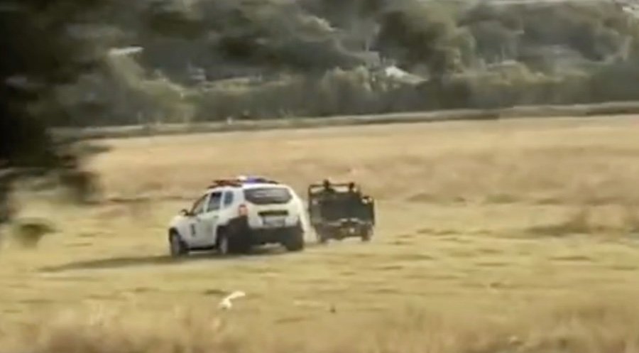 Poliţiştii moldoveni, surprinşi în timp ce şi-au lăsat Dacia şi aleargă pe câmp după un motoroller