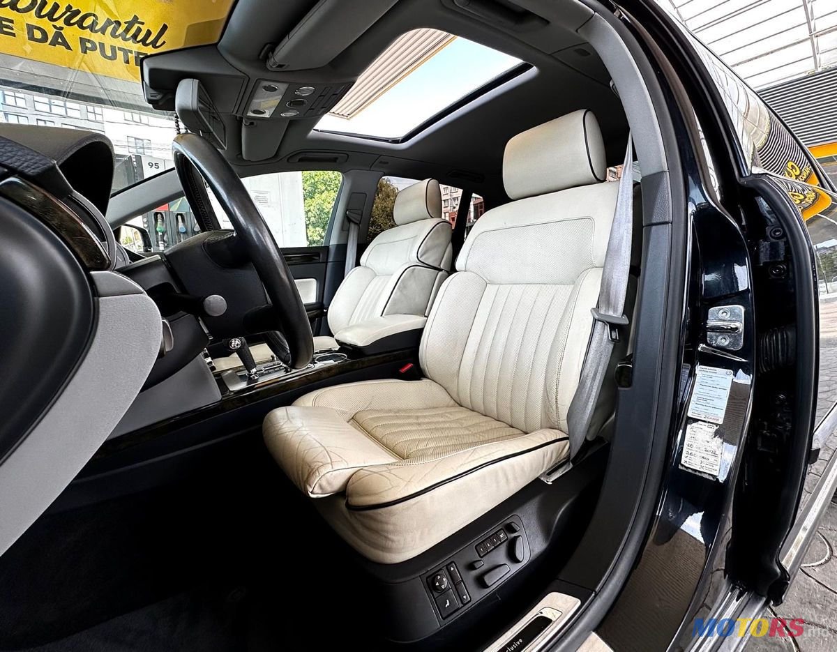 2012' Volkswagen Phaeton photo #5