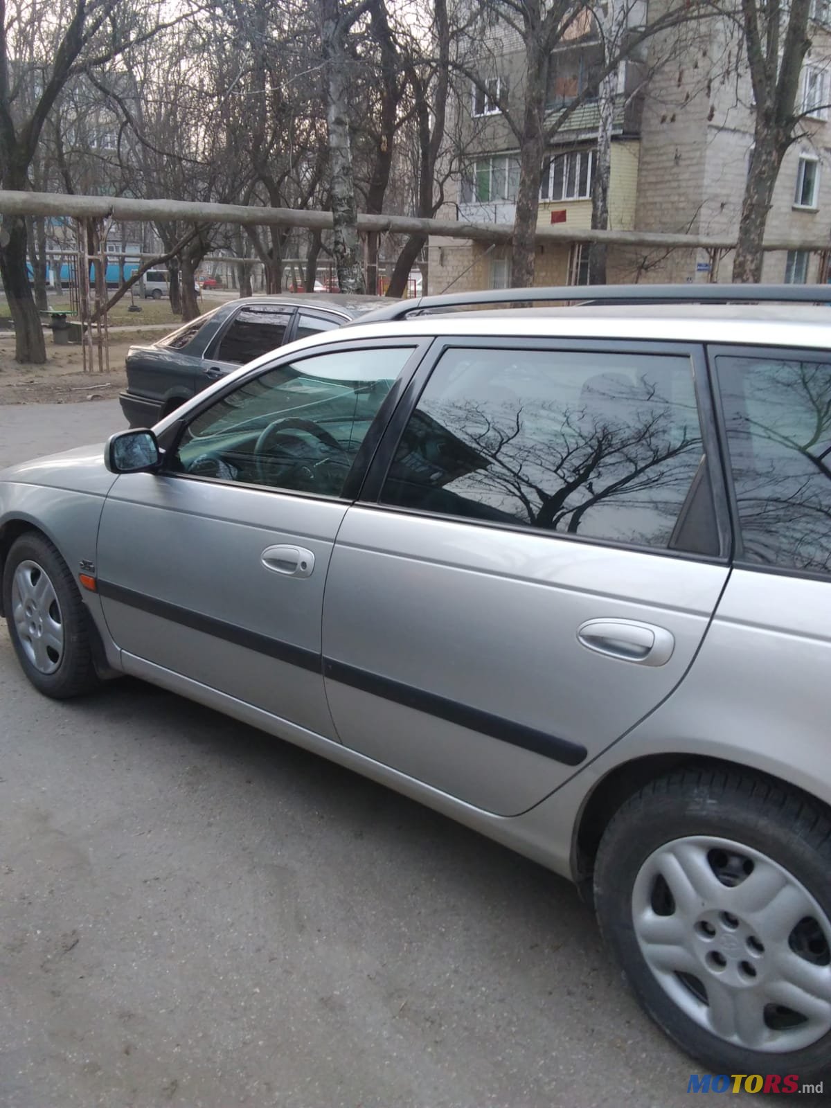 2001' Toyota Avensis photo #2