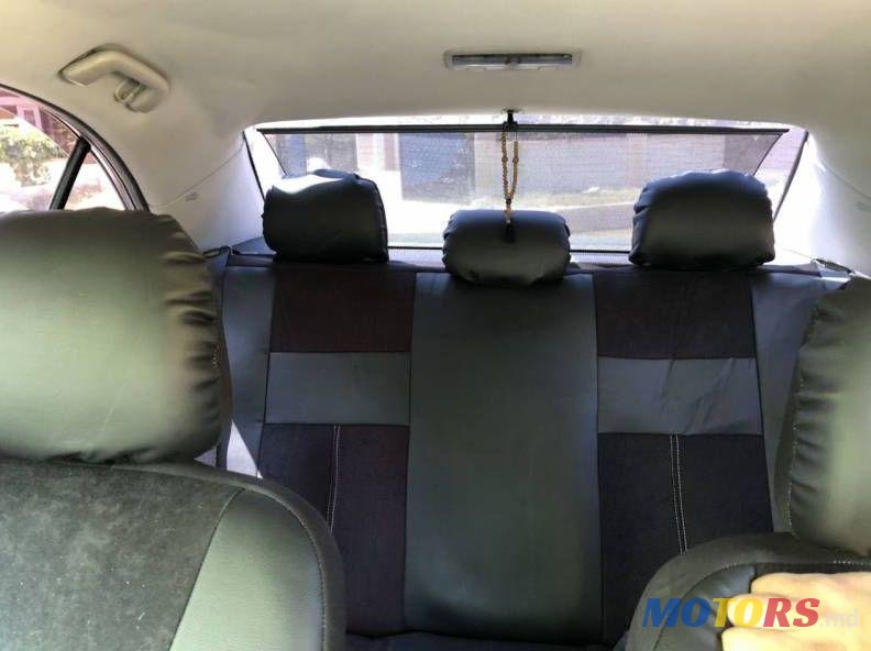 2004' Toyota Avensis photo #1