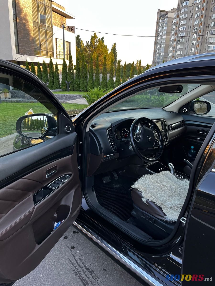 2015' Mitsubishi Outlander photo #2