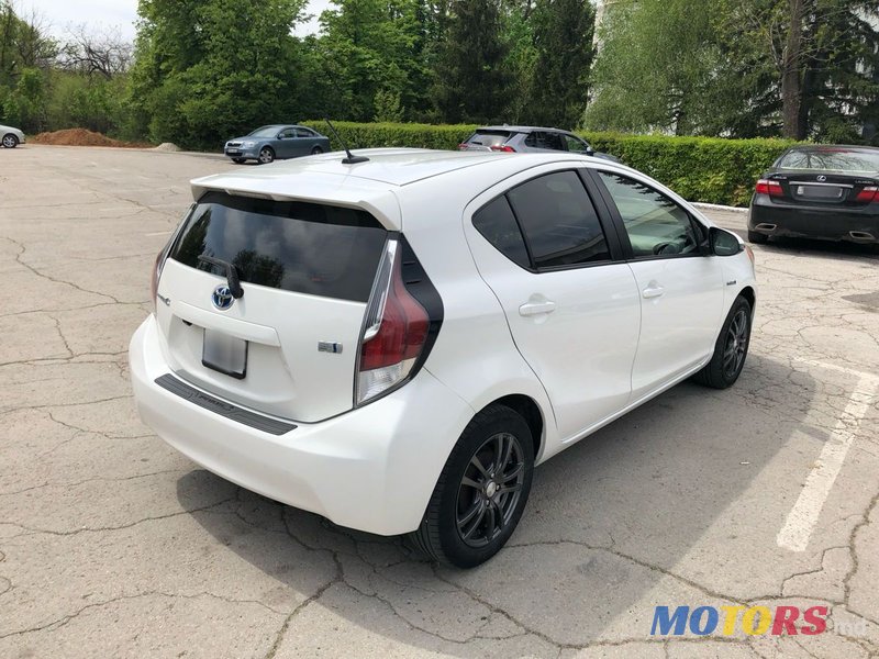 2012' Toyota Prius c photo #5