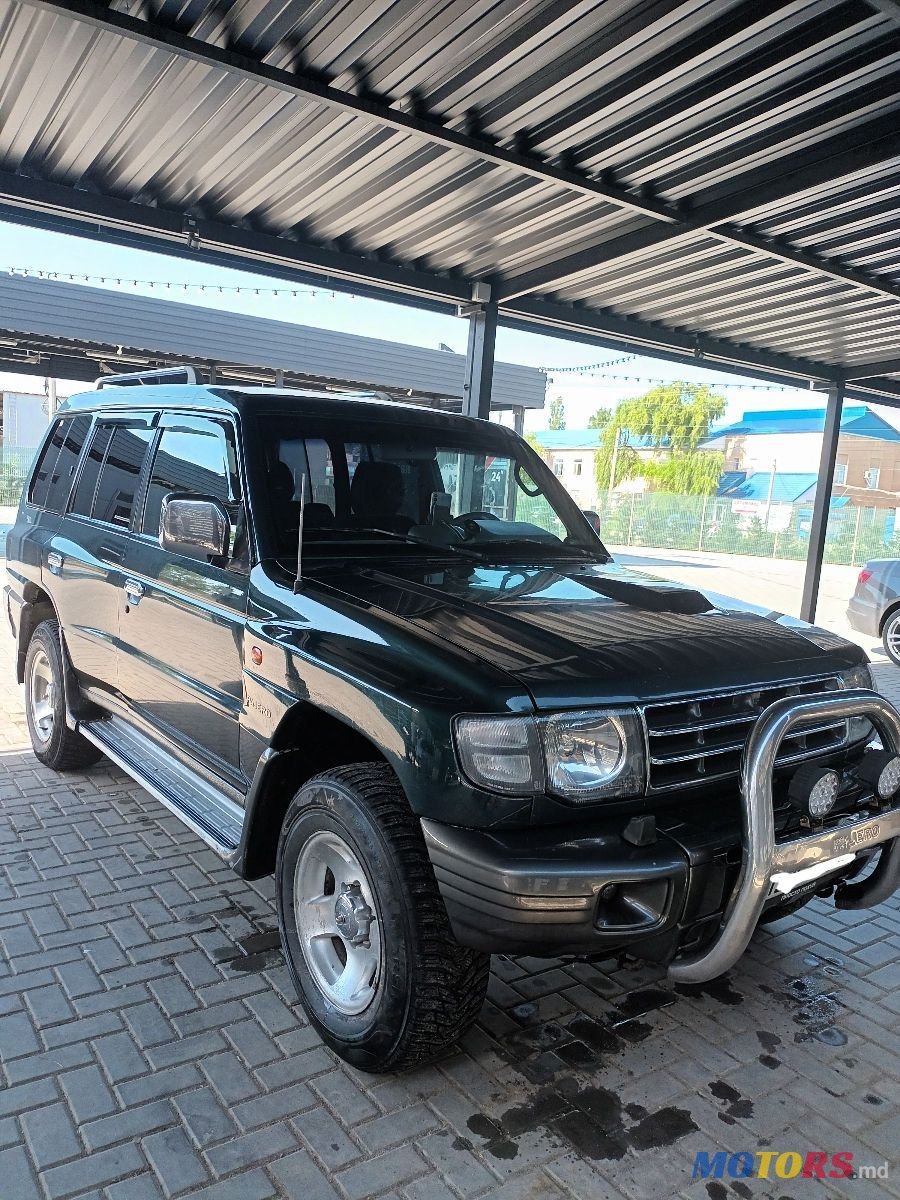 1999' Mitsubishi Pajero photo #2