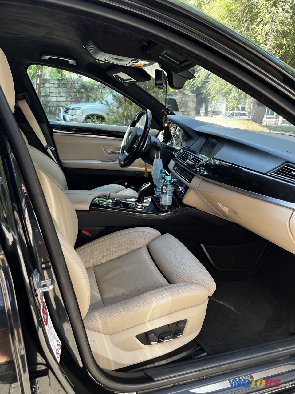 2011' BMW 5 Series photo #1