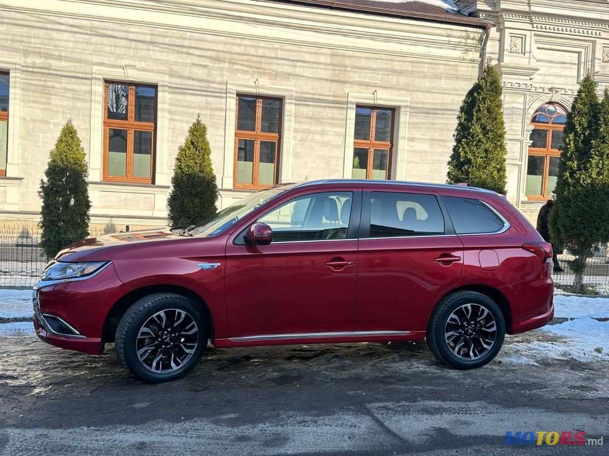 2017' Mitsubishi Outlander photo #2