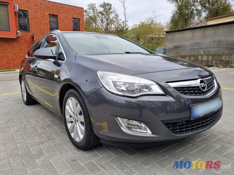 2011' Opel Astra photo #1