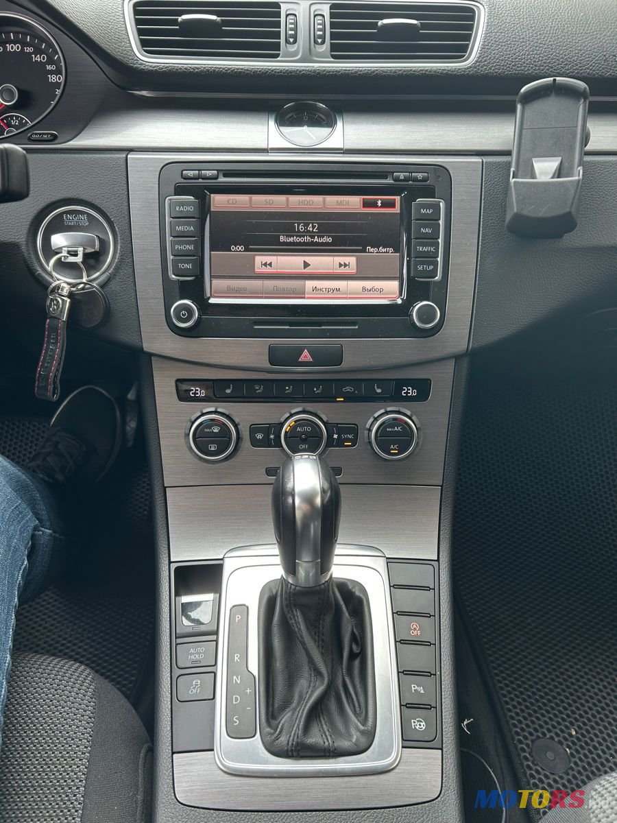 2013' Volkswagen Passat photo #4