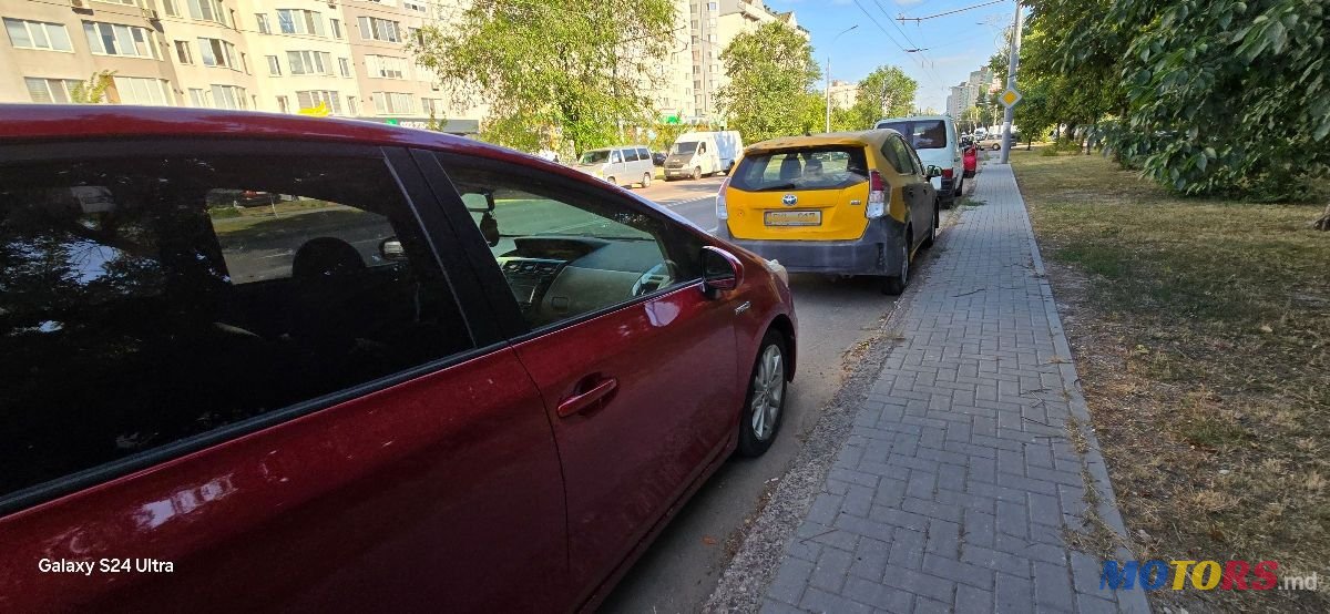 2013' Toyota Prius v photo #5