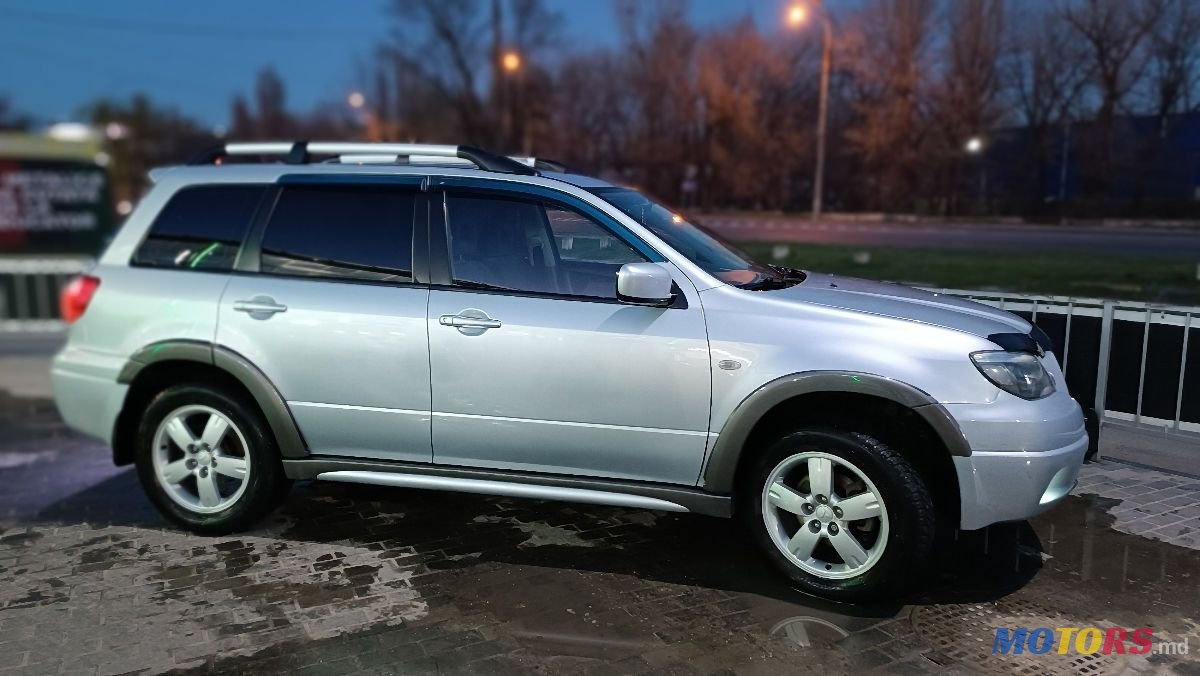 2006' Mitsubishi Outlander photo #3