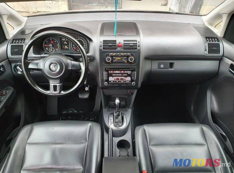 2012' Volkswagen Touran photo #2