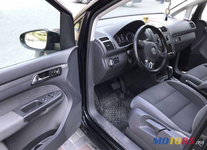 2011' Volkswagen Touran photo #1